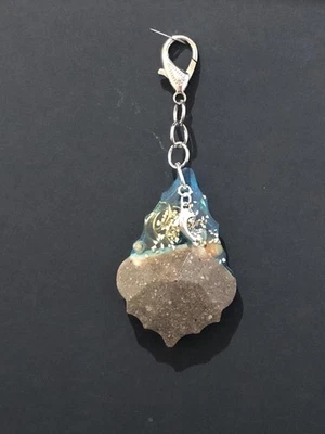 Llavero hecho a mano de resina personalizado con concha marina, arena y pequeño encanto Foto 1 de 3