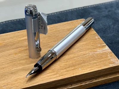 Caneta-tinteiro Pelikan Pura P40 prata nova na caixa B em excelente estado - Imagem 1 de 4