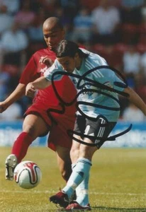 LEYTON ORIENT: ELLIOT OMOZUSI SIGNED 6x4 ACTION PHOTO+COA - Picture 1 of 1
