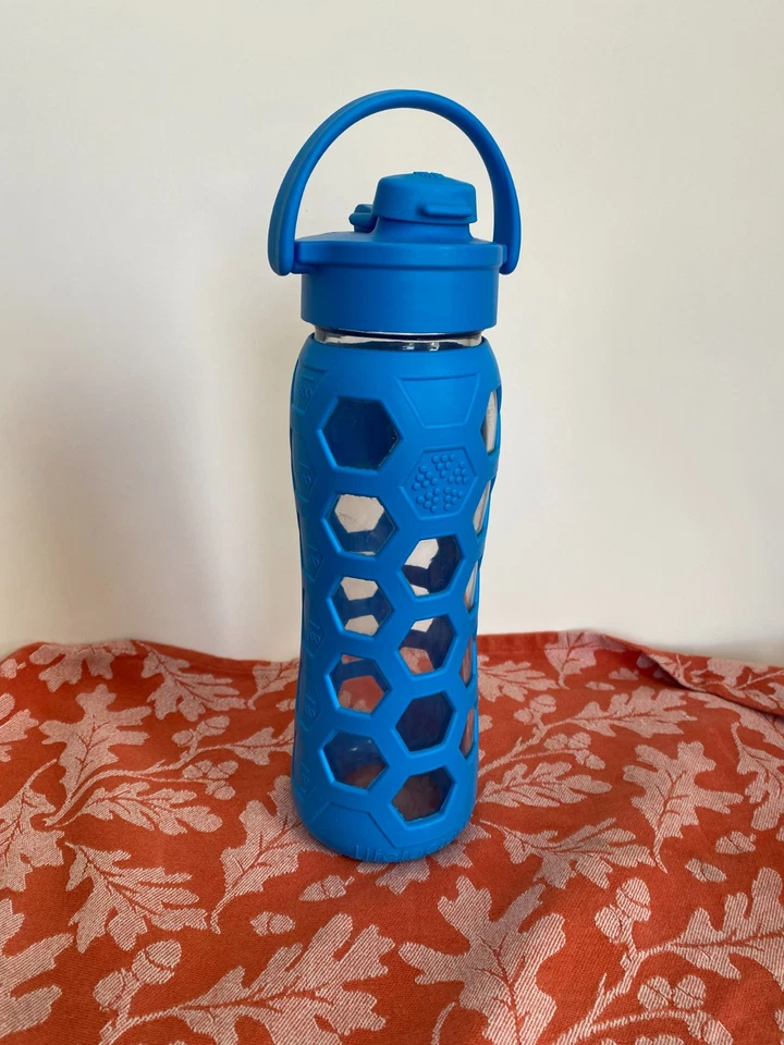 Garrafa de água de vidro Lifefactory 22 oz, tampa flip hexagonal manga de silicone, azul, sem BPA - Imagem 1 de 4