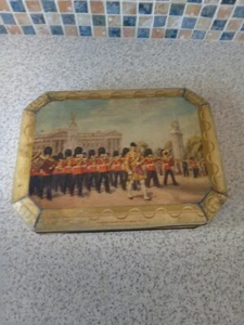 ALKES GALLETAS TROOPING THE COLOR LATA GALLETA VACÍA VINTAGE 26CM X 19CM X 5,5CM - Imagen 1 de 5