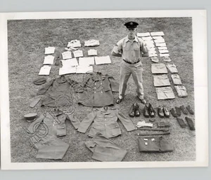 Howard Kramer Jr Muestra ropa emitida por la Fuerza Aérea de los Estados Unidos 1959 foto de prensa - Imagen 1 de 2