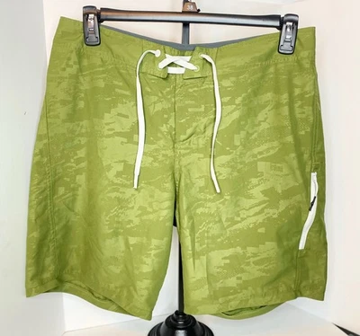 Bañador corto Under Armour para hombre talla 34 verde camuflaje con cordones bolsillo con cremallera Foto 1 de 4