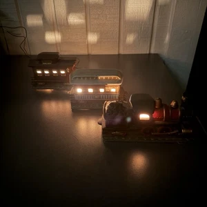 Vintage 1989 Lefton Natale Villaggio Coloniale Treno Set Geo Z Lefton 7125 FUNZIONANTE - Foto 1 di 21