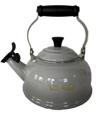 Hervidor de agua Le Creuset Classic gris ostra esmalte en acero 1,7 cuartos Foto 1 de 4