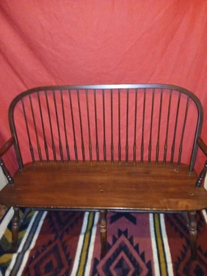 Banco de madera marrón vintage. Foto 1 de 4