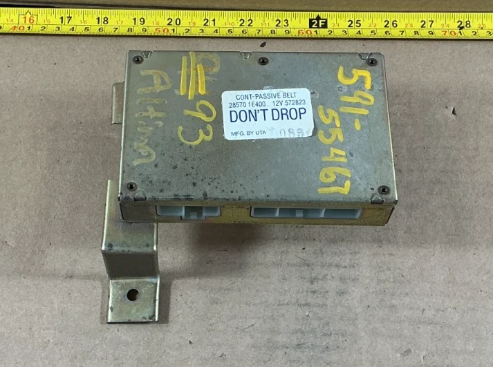 Módulo de control del cinturón de seguridad Nissan Altima 1993-1997 28570 1E400 Foto 1 de 4