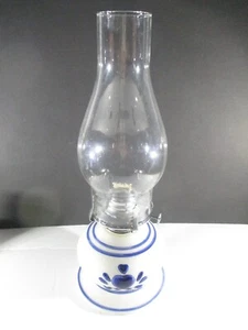 Lámpara de aceite vintage granjas blanca cerámica con corazones azules con chimenea - Imagen 1 de 8