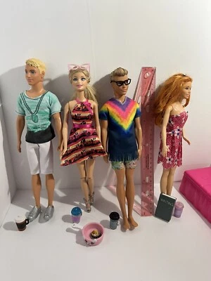 Lote de 21 piezas de muñecas Barbie: ropa, muebles, accesorios, 4 muñecas, cama, sillas, etc. Foto 1 de 4