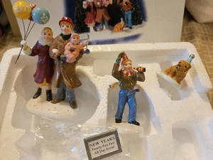 Reparto 56 2001 Buon Anno Villaggio Neve Accessori Set di 4 NOS - Foto 1 di 7