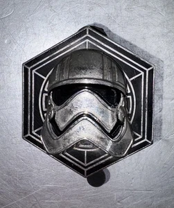 Prendedor Star Wars Edición Especial Capitana Phasma PinBack Sombrero Solapa Parques Disney - Imagen 1 de 2