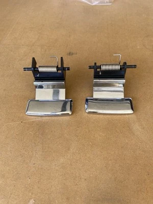 Хромированная защелка на ручку ударника крышки передней центральной консоли Ford Flex 2009-2019 годов выпуска от оригинального производителя - Изображение 1 из 4