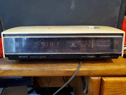 Vintage Sony TFM-C660W Digimatic Litetime Flip Clock Alarm AM FM Radio Cover