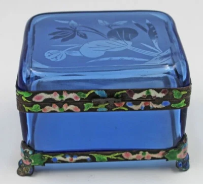 Antigua caja de vestidor floral grabada en vidrio de Pekín azul chino detalles esmaltados Foto 1 de 4