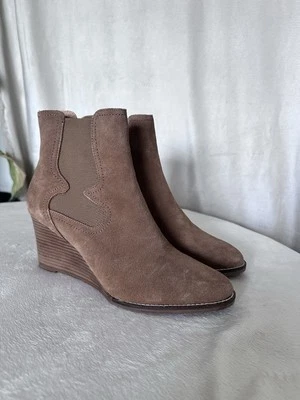 Botín Andre Assous Palmer 8.5 Mujer Cuero Gamuza Tostado Elegante Cuña Elegante Foto 1 de 4