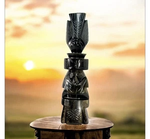 Obsidian sculpture of Mesoamerican figure - Picture 1 of 9
