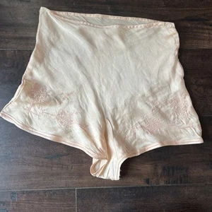 Vtg 30/40s Silk Peach Embroidered Floral Tap Shorts XS 24” - Picture 1 of 7