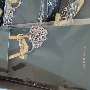 JUNGKOOK BTS GOLDEN Abzeichen Set GOLDEN: The Moments' Merch. MD Ausstellung - Bild 1 von 1