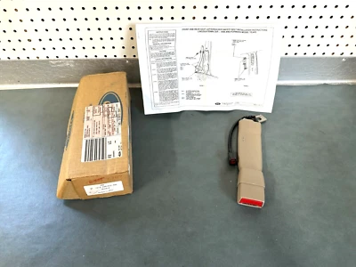 Ford OEM NOS 1W1Z-5461202-AAE Passenger Side Buckle 2001-2002 Lincoln Town Car - Изображение 1 из 4