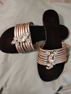 Sandalias de tanga Giuseppe Zanotti adornadas con cristal - oro rosa Foto 1 de 4