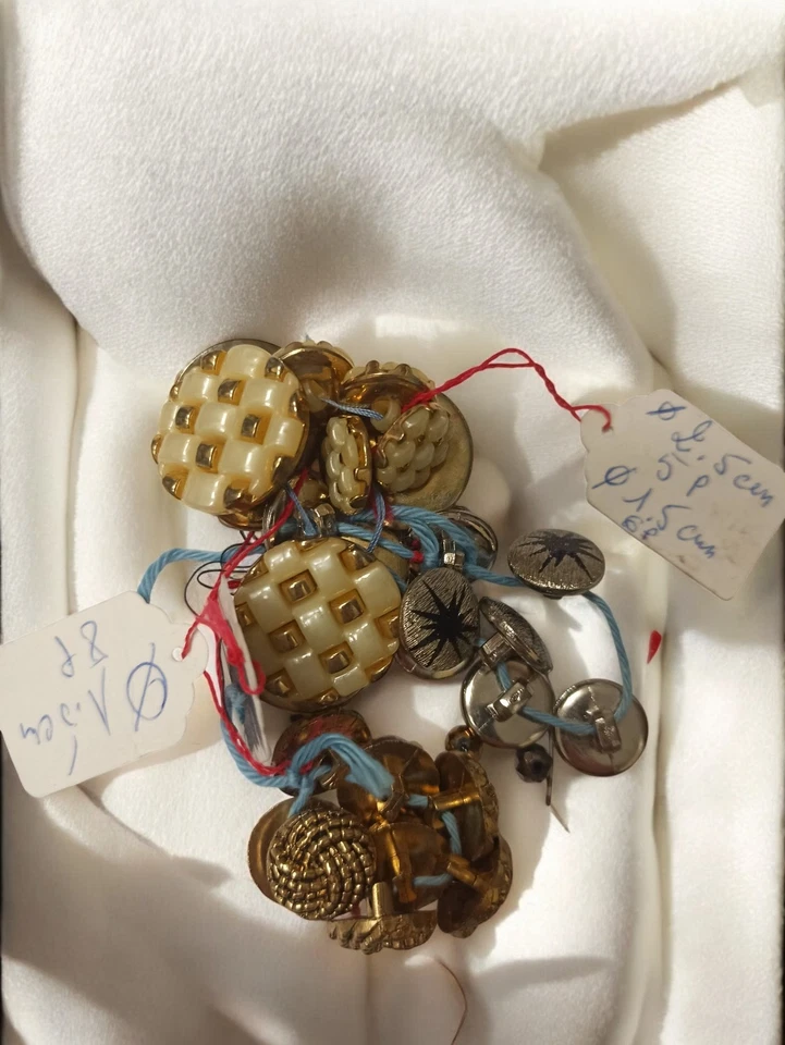 Lot de boutons anciens vintage, collection couture rétro, mercerie d’occasion - Photo 1/1