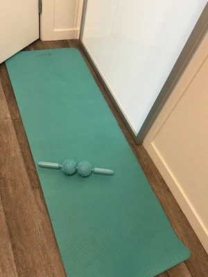 Gaiam Essentials Estera de Yoga Gruesa Estera de Fitness y Ejercicio con Estera de Yoga Fácil de Ajustar  Foto 1 de 4