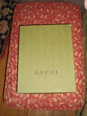 Caja Gucci verde y etiquetas y papel solamente Foto 1 de 4