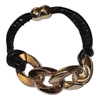 Pulsera gruesa de plástico tono dorado con cierre magnético de 8" Foto 1 de 4