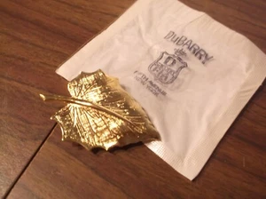 DuBarry Fifth Avenue Brosche goldfarben Blatt OVP - Bild 1 von 5