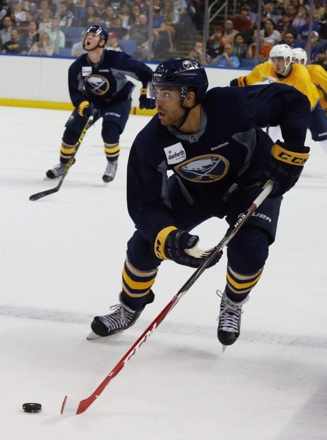JUSTIN BAILEY 8X10 PHOTO HOCKEY BUFFALO SABRES PICTURE NHL ACTION WITH PUCK - Image 1 of 1