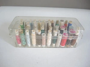 Plastik Box mit 41 Seide Nähgarn Faden Neu+gebraucht, gemischte Töne Pappe - Bild 1 von 7