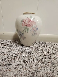 LENOX Chatsworth Vase with Flower Pattern 24K Gold Trim 9" Tall USA - Picture 1 of 8