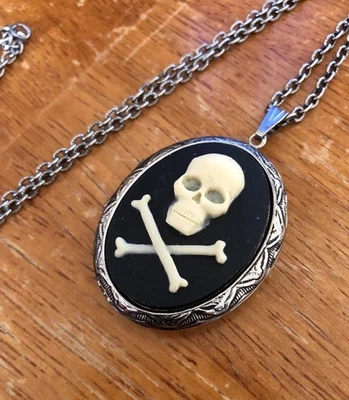 Collar medallón camafeo calavera y huesos cruzados, crema sobre negro, plateado envejecido Foto 1 de 4