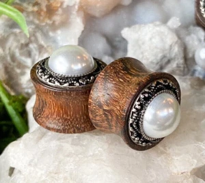 PAIR Imitation Pearl w/Tribal Pattern Casting Wood Saddle Plugs Body Jewelry - Picture 1 of 6
