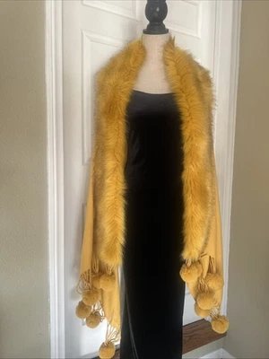 Mantón Jayley amarillo mezcla cachemir con ribete de pompón y piel sintética Foto 1 de 4