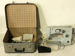 Riccar RZ-528 Nähmaschine mit viel Zubehör und Koffer /BB11458 - Bild 1 von 18
