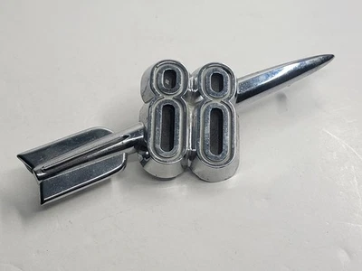 Oldsmobile 88 y Super 88 1951-1953 emblema de cohete de maletero Foto 1 de 4