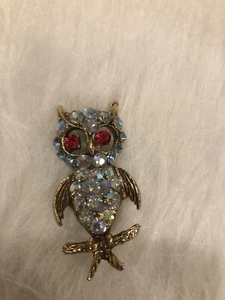 Vintage Sassy owl Red Blue rhinestone brooch figural MINT RETRO - Picture 1 of 3