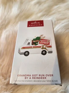 2023 Hallmark GRANDMA GOT RUN OVER BY A RENTIER Magic Sound Andenken Ornament - Bild 1 von 2