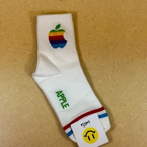 ¡ÚLTIMO Genial Regalo! PAR DE CALCETINES con colorido logotipo de Apple años 80 (nuevo, nunca usado) - Imagen 1 de 9