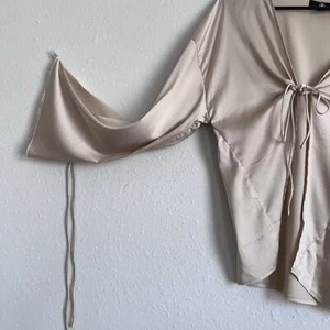 Missguided satin champagne tie front bell tie bell sleeve high low top size 8 - Picture 1 of 9