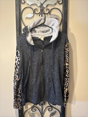 Pullover de mujer gris y negro leopardo media cremallera con capucha forrada de sherpa talla 3X Foto 1 de 3