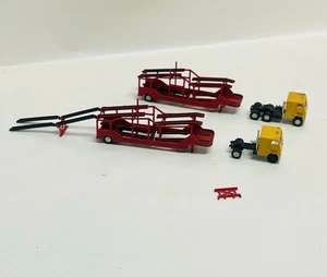 HO, Revell-Auto Rimorchio da trasporto con camion Freightliner. Set di 2 - Foto 1 di 24