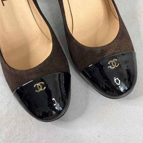 Scarpe décolleté Chanel tacco a blocco in pelle di vitello scamosciata vernice punta cappuccio logo CC ferramenta