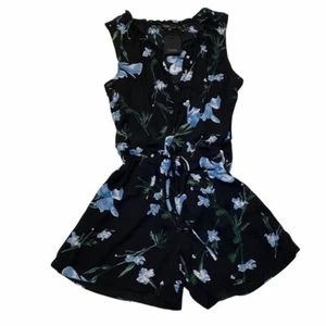 NWT Dalia Women’s 4 Small Cute Black Blue Floral Flower Sleeveless Romper - Picture 1 of 9