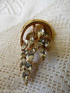 Broche de colección tono dorado pedrería transparente hoja floral - Imagen 1 de 5