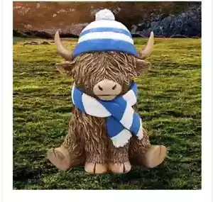 BLUE & WHITE SCARF CAP SITTING HIGHLAND COW ORNAMENT HOME DECOR - Picture 1 of 1
