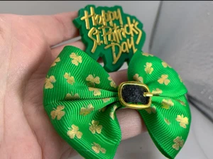 Set 2 St. Patricks Day HAPPY ST PATRICKS DAY Vintage Harz Band Brosche M-2490 - Bild 1 von 3
