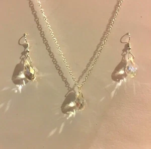 JUEGO DE PENDIENTES COLGANTES BRIOLETTE FACETADOS TRANSPARENTES PEQUEÑOS PLATEADOS - Imagen 1 de 8