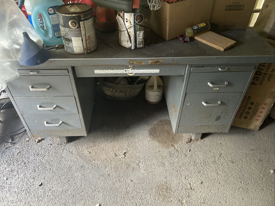 Escritorio de acero o metal en muy buen estado pero necesita una gran limpieza Foto 1 de 2